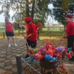 Традиционную уборку провели активисты у памятника в Гражданцево