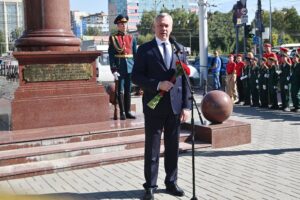 В Новосибирске возложили цветы к Стеле в память о блокаде Ленинграда
