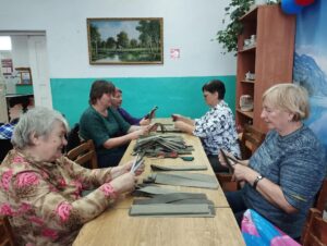 Волонтеры Новотроицка плетут маскировочные сети
